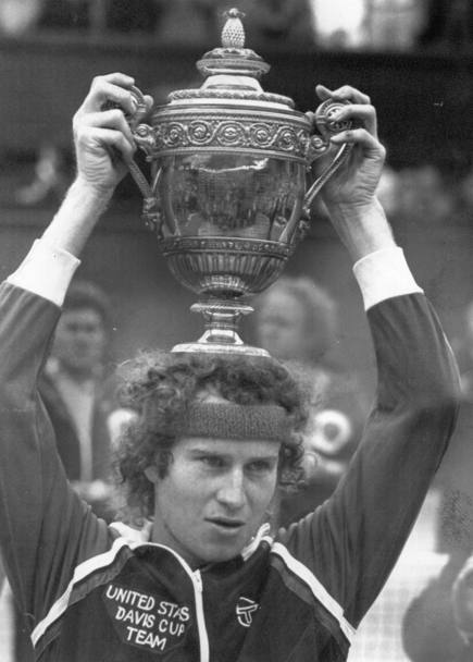 McEnroe alza la coppa di Wimbledon 1981 (Ansa)